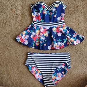Reversible strapless two-piece swimsuit!
